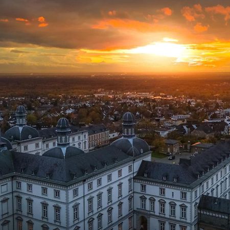 Althoff Grandhotel Schloss Bensberg แบร์กิชกลัดบัค ภายนอก รูปภาพ Aerial view of the town