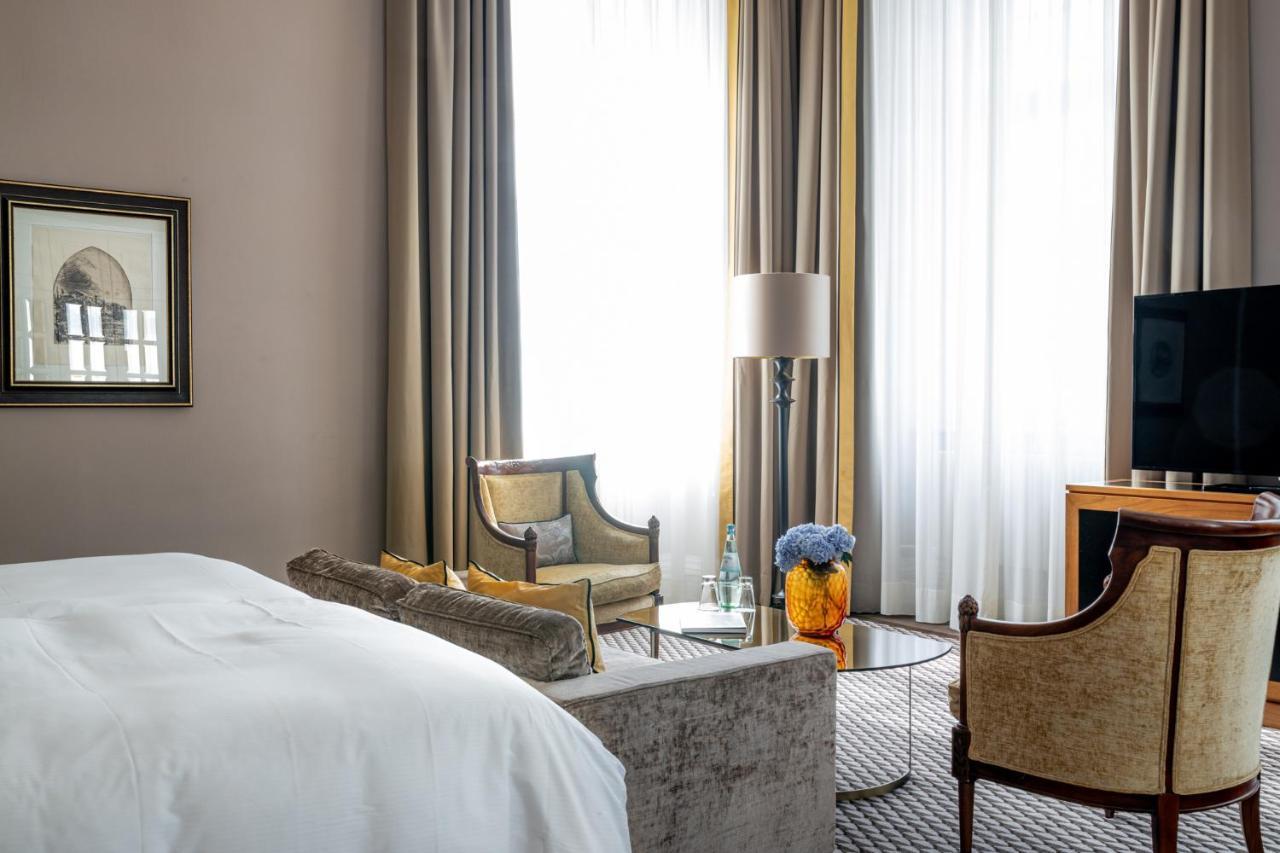 Althoff Grandhotel Schloss Bensberg แบร์กิชกลัดบัค ภายนอก รูปภาพ A room at the hotel