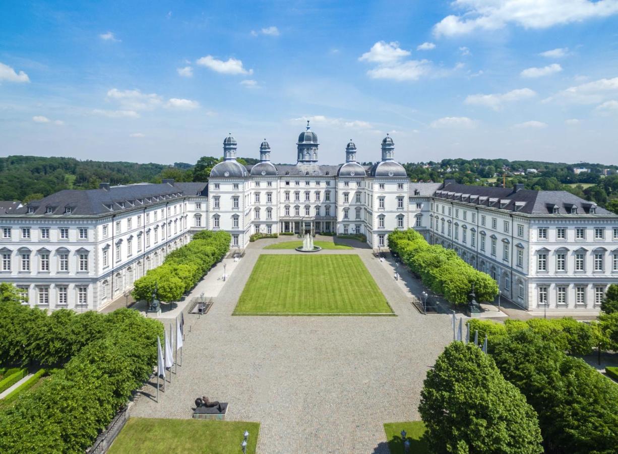 Althoff Grandhotel Schloss Bensberg แบร์กิชกลัดบัค ภายนอก รูปภาพ Aerial view of the university's main building