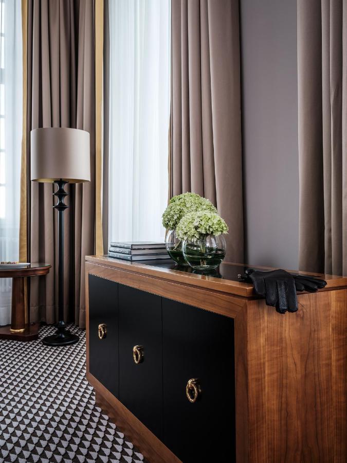 Althoff Grandhotel Schloss Bensberg แบร์กิชกลัดบัค ภายนอก รูปภาพ A room at the hotel