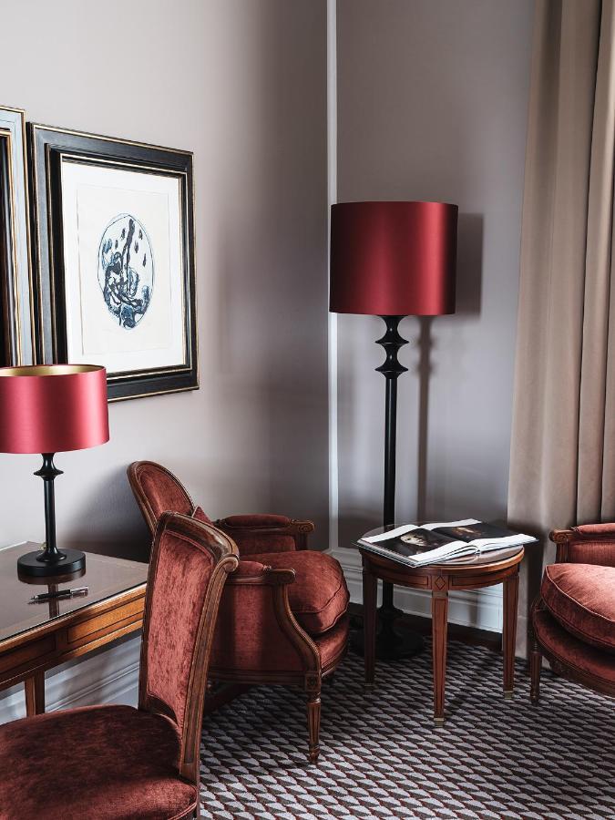 Althoff Grandhotel Schloss Bensberg แบร์กิชกลัดบัค ภายนอก รูปภาพ A floor lamp