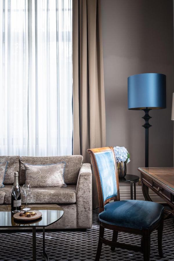 Althoff Grandhotel Schloss Bensberg แบร์กิชกลัดบัค ภายนอก รูปภาพ A living room with a blue lampshade