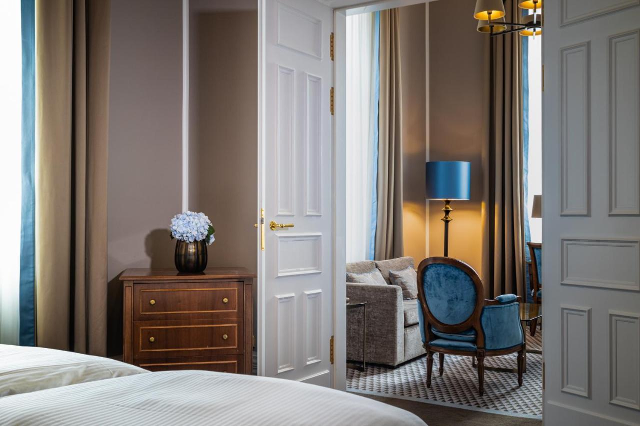 Althoff Grandhotel Schloss Bensberg แบร์กิชกลัดบัค ภายนอก รูปภาพ A suite at the hotel