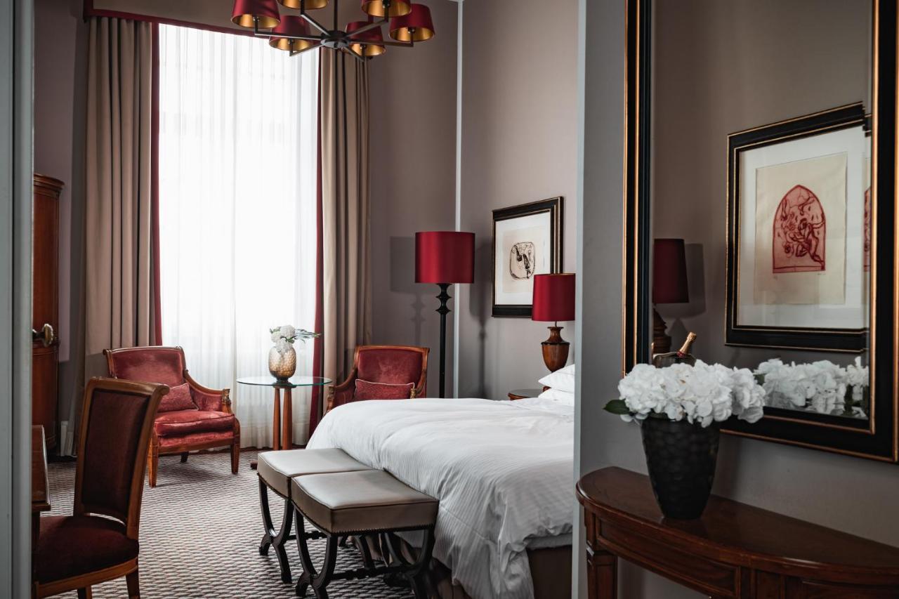 Althoff Grandhotel Schloss Bensberg แบร์กิชกลัดบัค ภายนอก รูปภาพ A room at the hotel