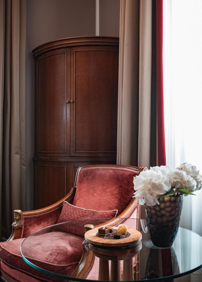 Althoff Grandhotel Schloss Bensberg แบร์กิชกลัดบัค ภายนอก รูปภาพ A room at the hotel