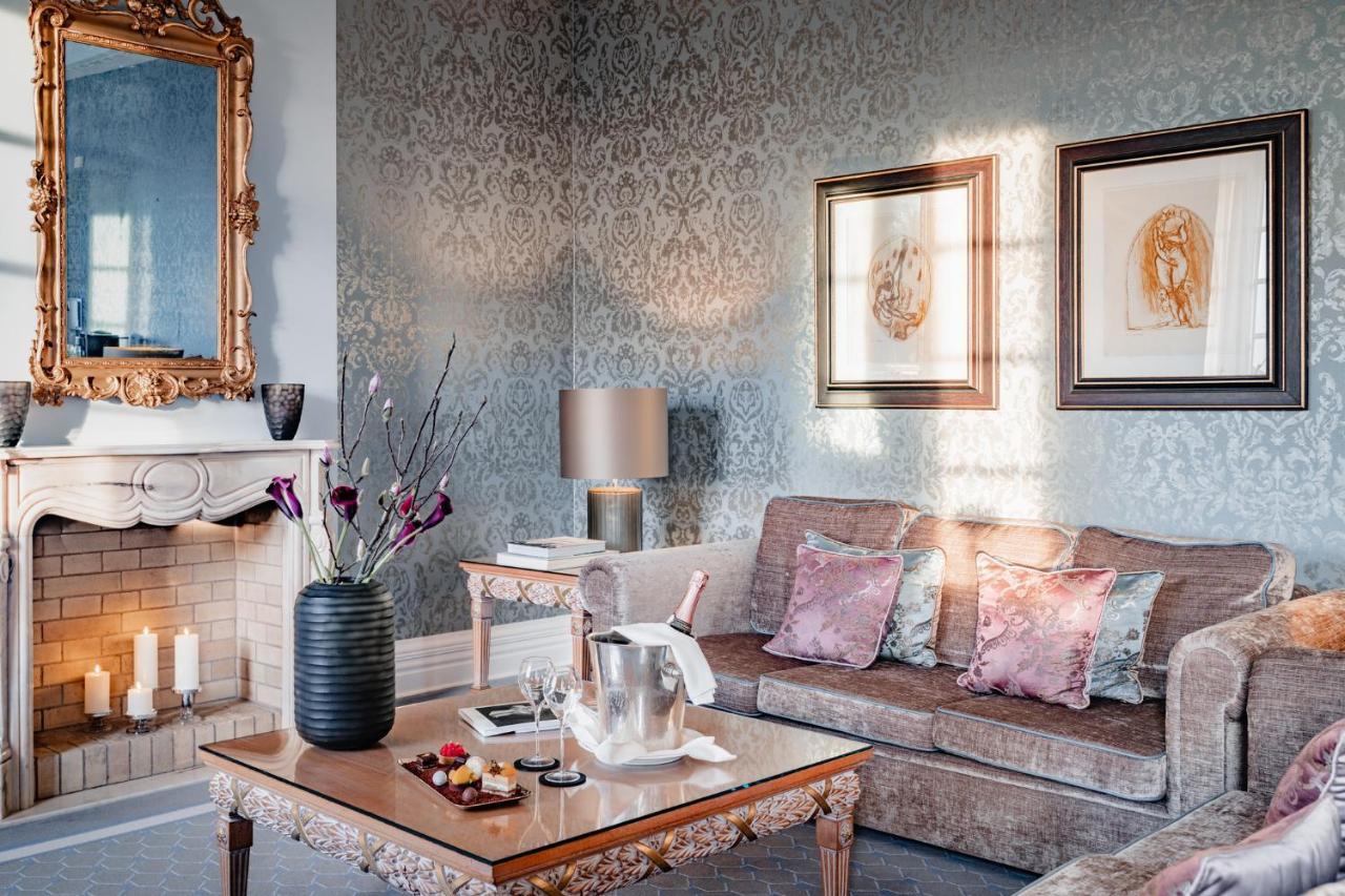 Althoff Grandhotel Schloss Bensberg แบร์กิชกลัดบัค ภายนอก รูปภาพ A room at the hotel