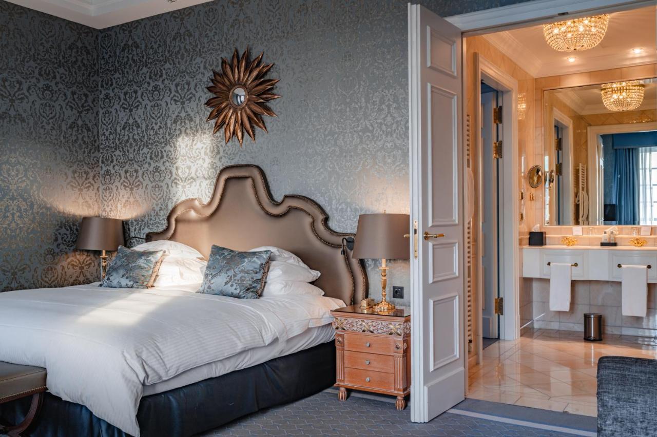 Althoff Grandhotel Schloss Bensberg แบร์กิชกลัดบัค ภายนอก รูปภาพ A bedroom at the hotel