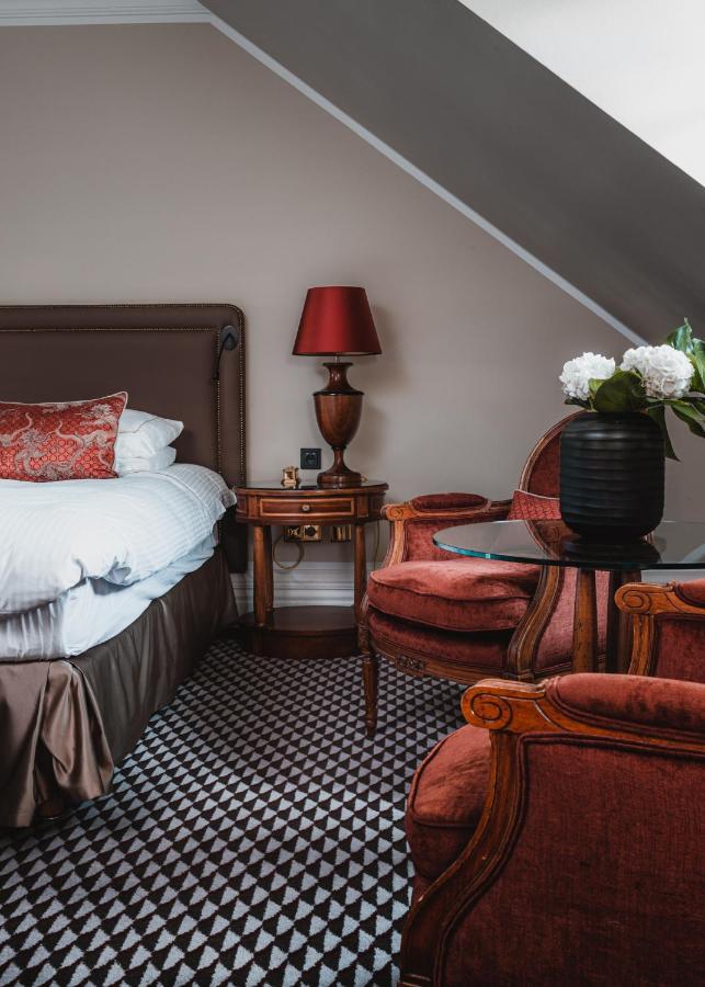Althoff Grandhotel Schloss Bensberg แบร์กิชกลัดบัค ภายนอก รูปภาพ A bedroom at the hotel