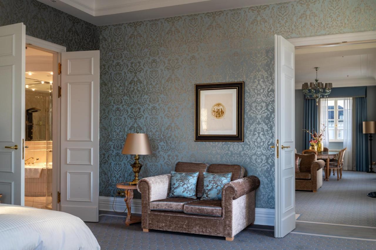 Althoff Grandhotel Schloss Bensberg แบร์กิชกลัดบัค ภายนอก รูปภาพ A suite at the hotel