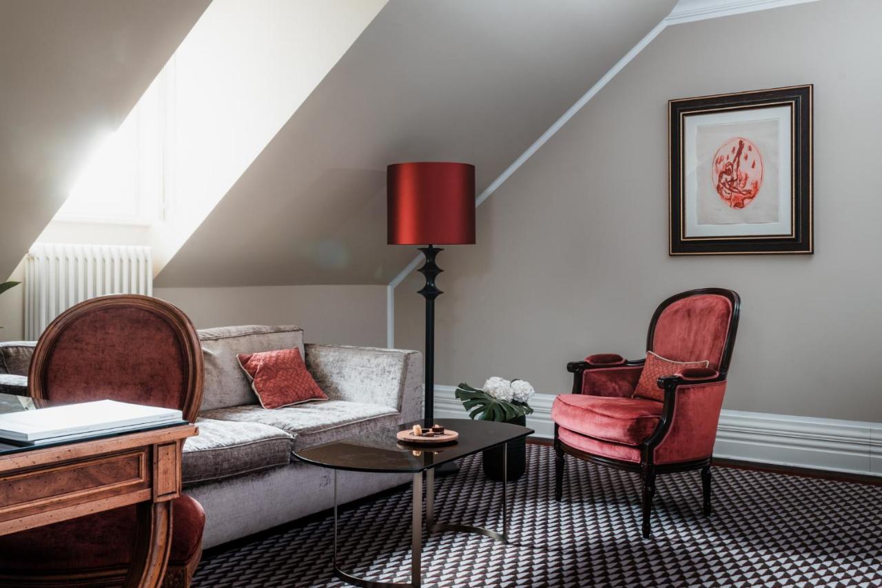 Althoff Grandhotel Schloss Bensberg แบร์กิชกลัดบัค ภายนอก รูปภาพ A suite at the hotel