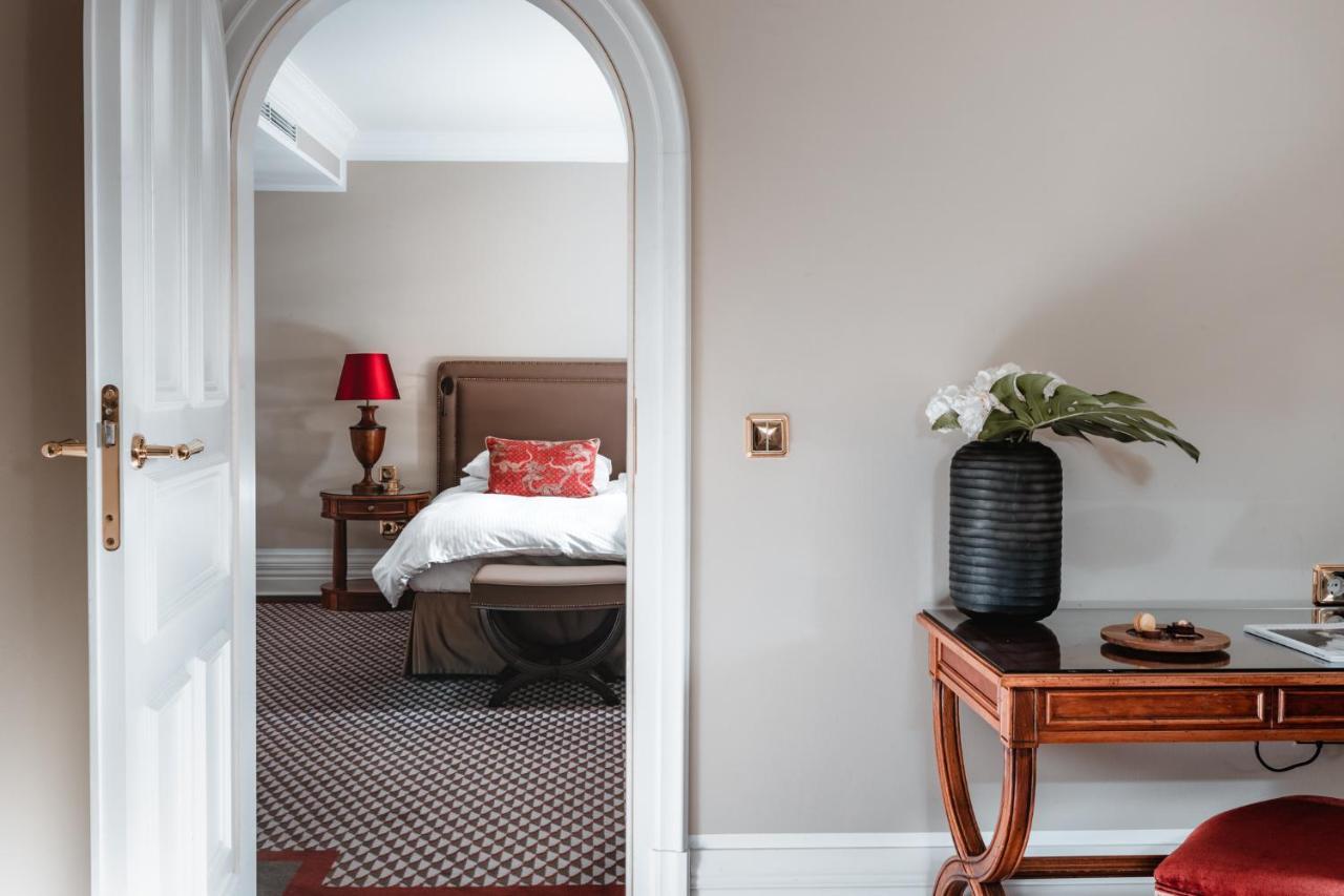Althoff Grandhotel Schloss Bensberg แบร์กิชกลัดบัค ภายนอก รูปภาพ A suite at the hotel