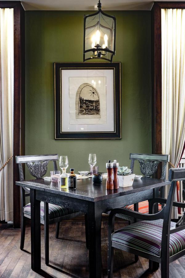 Althoff Grandhotel Schloss Bensberg แบร์กิชกลัดบัค ภายนอก รูปภาพ A wine tasting at a winery in Napa Valley, California