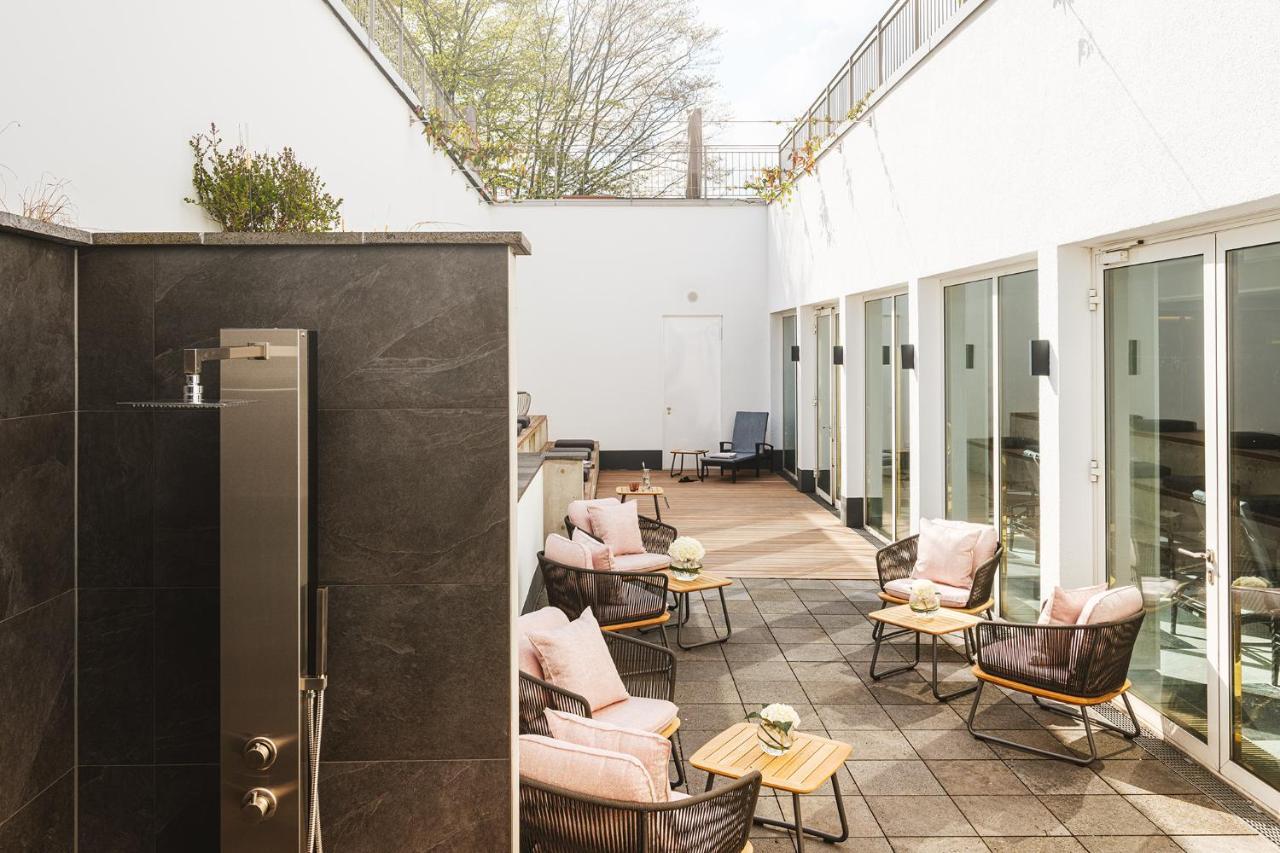 Althoff Grandhotel Schloss Bensberg แบร์กิชกลัดบัค ภายนอก รูปภาพ The courtyard at the hotel