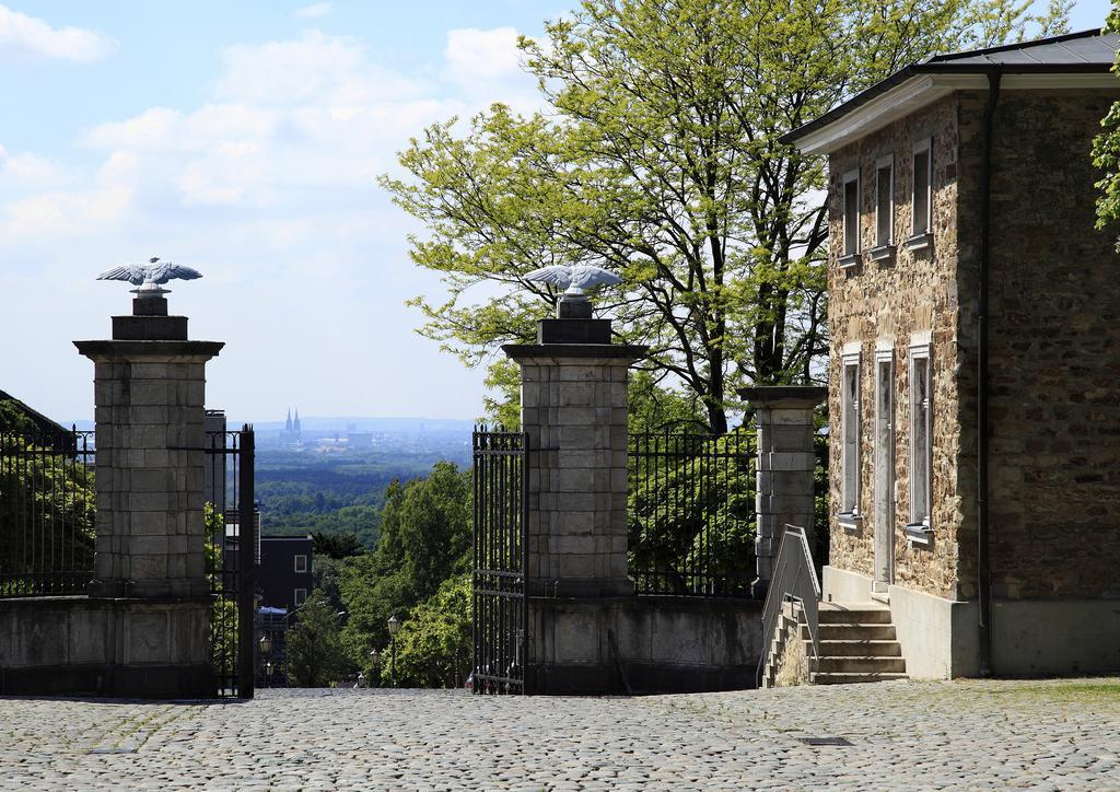 Althoff Grandhotel Schloss Bensberg แบร์กิชกลัดบัค ภายนอก รูปภาพ Entrance to the house
