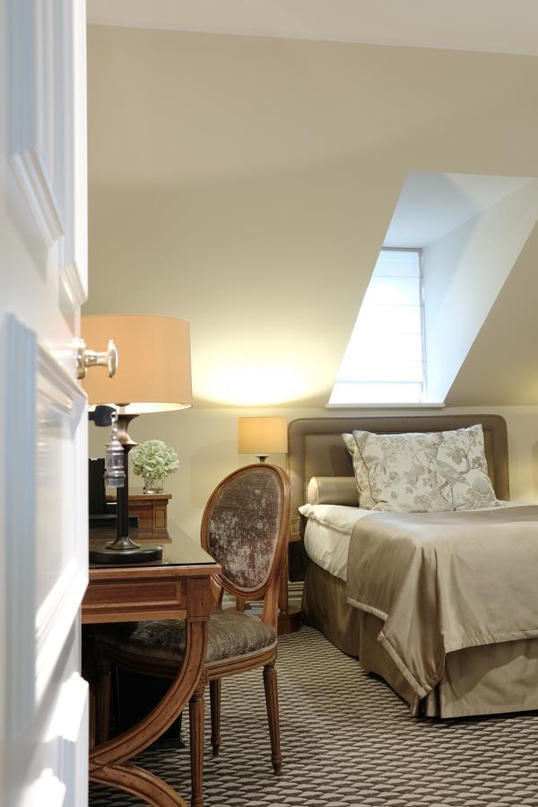 Althoff Grandhotel Schloss Bensberg แบร์กิชกลัดบัค ภายนอก รูปภาพ A room at the hotel