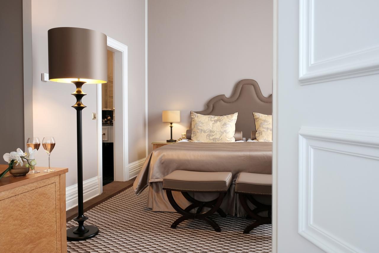 Althoff Grandhotel Schloss Bensberg แบร์กิชกลัดบัค ภายนอก รูปภาพ A room at the hotel