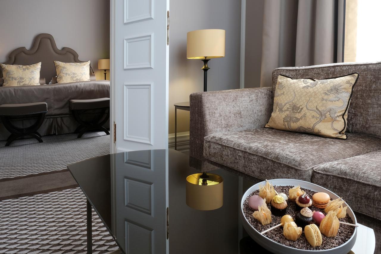 Althoff Grandhotel Schloss Bensberg แบร์กิชกลัดบัค ภายนอก รูปภาพ A suite at the hotel