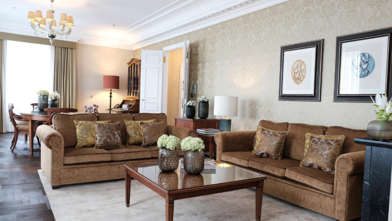 Althoff Grandhotel Schloss Bensberg แบร์กิชกลัดบัค ภายนอก รูปภาพ A living room at the hotel