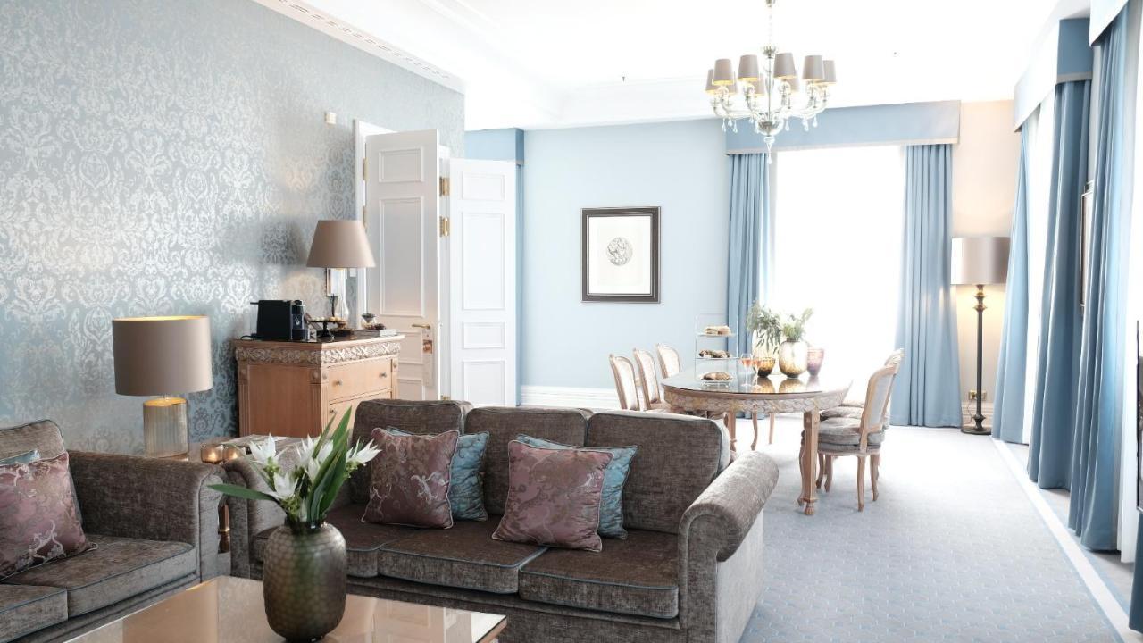 Althoff Grandhotel Schloss Bensberg แบร์กิชกลัดบัค ภายนอก รูปภาพ A suite at the hotel
